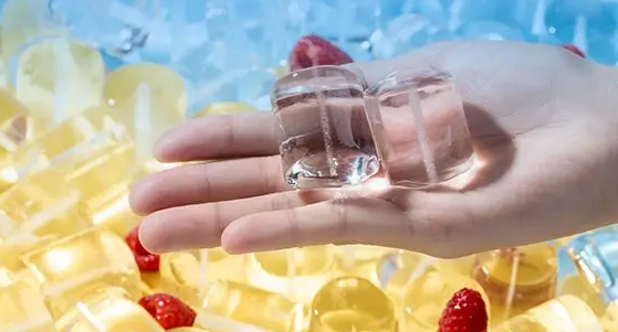 管冰機的工作原理涉及水通過蒸發(fā)器內(nèi)壁與制冷劑交換熱量